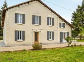 Cozy Home In Coutras With Kitchen