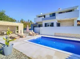 3 Bedroom Nice Home In Risika