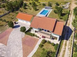 Four-Bedroom Holiday Home In Lisicic