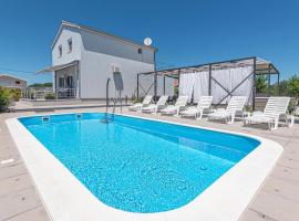 Beautiful Home In Kaocine With Kitchen, Hotel in Kaočine