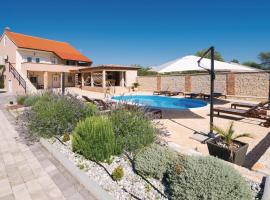 Five-Bedroom Holiday Home In Gorica, hotel di Gorica