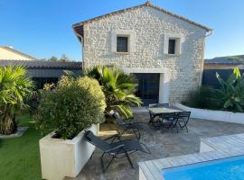 Jolie maison en pierres avec piscine et parking, ξενοδοχείο σε Saint-Gelais