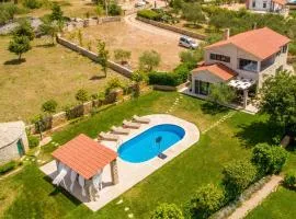 4 Bedroom Cozy Home In Linardici