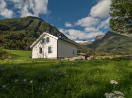 Hansali Holiday Home, hotel a Fjarland
