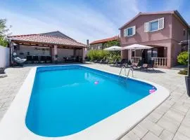 Pet Friendly Home In Zaton