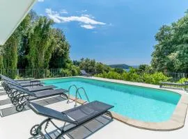 Eight-Bedroom Holiday Home In Molunat