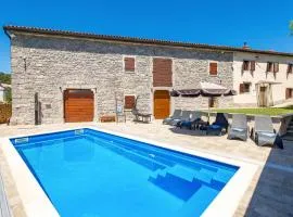 Cozy Home In Vele Mune With Wifi