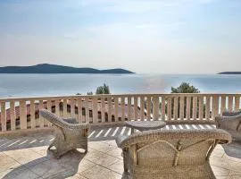 Beach Front Home In Sevid With Wifi