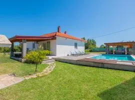 Three-Bedroom Holiday Home In Vinjani Gornji
