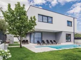 Five-Bedroom Holiday Home In Kastel Kambelovac