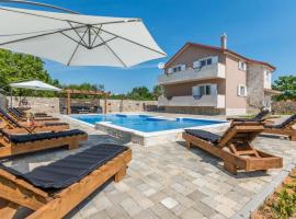 Lovely Home In Perusic Donji With Wifi, hotel en Dušić