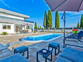 3 Bedroom Stunning Home In Bogomolje, Hotel in Bogomolje