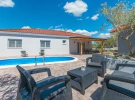 3 Bedroom Cozy Home In Sikovo