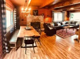 Happy Cabin Near Snow and Lake with Hot Tub, Dogs OK