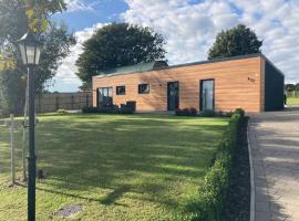 2 bedroom 4 person purpose built single story barn, villa in Bonvilston