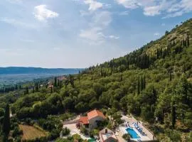 Five-Bedroom Holiday Home In Lovorno