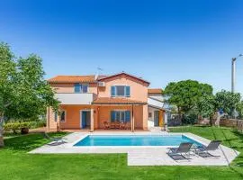 Two-Bedroom Holiday Home In Banjole