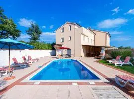 8 Bedroom Gorgeous Home In Cere