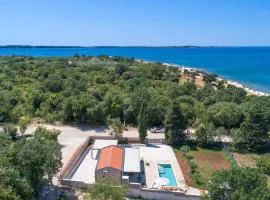 Amazing Home In Peroj With Wifi