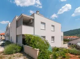 Nice Apartment In Stari Grad With Wifi