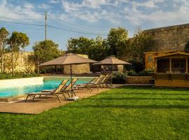 Sunset Haven at Ferdinand's Grove Farmhouse with Private Pool, hotel v destinaci Siġġiewi