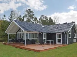 Three-Bedroom Holiday Home In Hojby