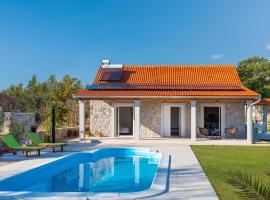 Nice Home In Puljane With Wifi，位于Smoljanovići的酒店