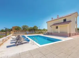 Three-Bedroom Holiday Home In Pakovo Selo