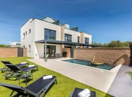 2 Bedroom Stunning Home In Peroj