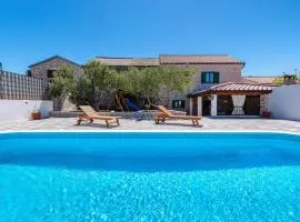 Cozy Home In Drage With Jacuzzi