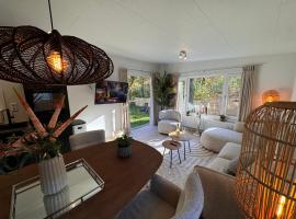 VELUWSHOF HOENDERLOO HOLIDAYS Luxe Holidayhomes with PRIVATE JACUZZI'S - SwimmingPool - Tennis Court - Bowling - Supermarket and Children Entertainment, hotel s vířivkou v destinaci Hoenderloo