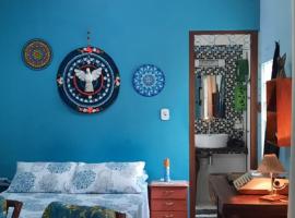 Chalé Puertas y Ventanas, hotel in São Sebastião