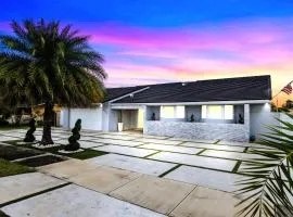 Spectacular Miami 12 mil to Downtown GameRoom Pool
