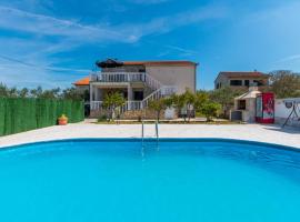 6 Bedroom Lovely Home In Ceranje Gornje – hotel w mieście Miranje Gornje