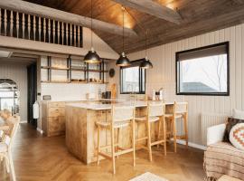 Relaxing cabin with a hot tub and sauna in south coast of Iceland, hotel a Kerhraun