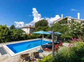 6 Bedroom Stunning Home In Spincici