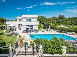 8 Bedroom Beautiful Home In Liznjan