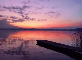 Casa Vacanze La Favola Rosa sul Lago di Varese, дом у озера в аренду в городе Гавирате