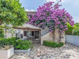 2 Bedroom Cozy Apartment In Premantura