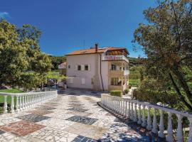 Lovely Apartment In Kampor With Kitchen, hotel de playa en Kampor