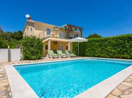 Holiday Home With Seaview: Vrh şehrinde bir otel