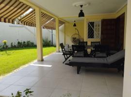Charmante maison Riviera Golf Jardins, hotel in Abidjan