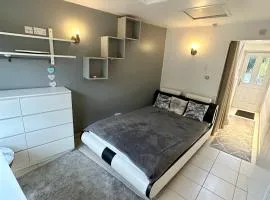 EnSuite Double Room With Own Entrance London - IG8 - Free on street parking