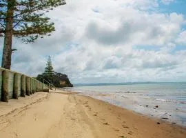 Stunning beachfront bach!