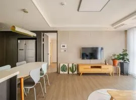 10 minutes from the airport, central Jeju Nohyeong-dong, 3 rooms, 4 doule beds, 2 bathrooms