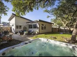 Large Hot Tub! Family Friendly - Stylish and Cozy