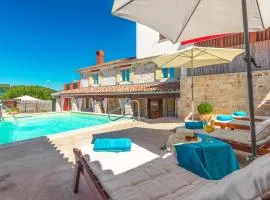 3 Bedroom Nice Home In Plovanija