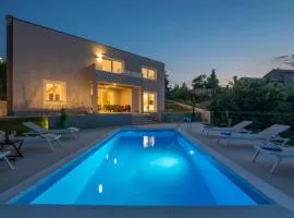 3 Bedroom Pet Friendly Home In Vrh