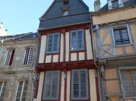 Escapade Romantique sous les toits de Kéréon - Centre Historique, rue piétonne