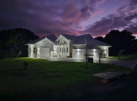 Caribbean Estates Villa Becca- Brand new- Pinnacle of Luxury, hotel com piscina em Port Edward